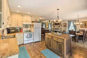 'Joshua’s Lodge' w/ Hot Tub + Mountain Views! - Image 4