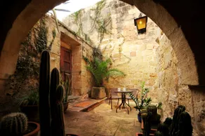 3 Bedroom Traditional House, Pool & Valley Views - Image 2