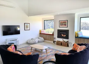Walnut Grove: Modern comfort with expansive views - Image 3