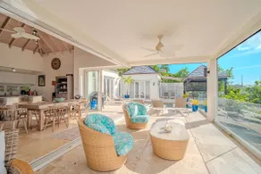 Exceptional Hillside Haven - Image 4