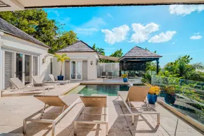 Exceptional Hillside Haven - Image 3