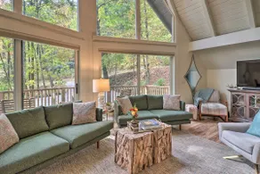 1 Mi to Town: Chalet-Style Highlands Retreat - Image 4