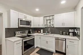 Remodeled 2BR Central PHX Gem with Free Parking - Image 3