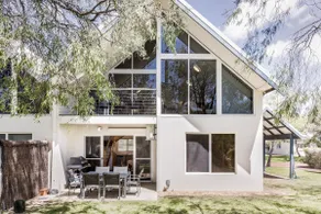 Banksia at Whitesands - Villa 5 Loft-Style Living by the Bay - Image 4