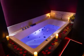 Love room with private spa ”3 shades of pleasure” - Image 2