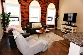 Downtown La Crosse Loft: Modern Comfort & Style - Image 2