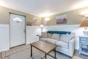 Charming Updated Retreat Walk to Lake Stevens! - Image 3