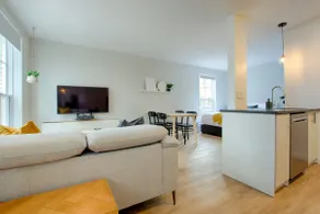Bright Loft · Queen Bed | Walk Everywhere - Image 4