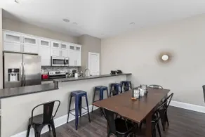 Urban Luxury | Walkable | Easy Parking | Spacious! - Image 4
