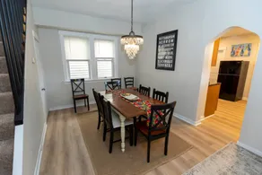 Updated & Comfy Bungalow with Parking Easy Access - Image 5