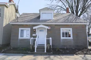 Updated & Comfy Bungalow with Parking Easy Access - Image 4