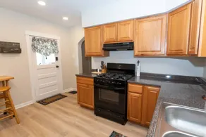 Updated & Comfy Bungalow with Parking Easy Access - Image 3