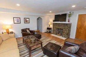 Updated & Comfy Bungalow with Parking Easy Access - Image 2