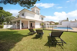 Villa Virgen del Camino direkt am Strand mit Pool, Terrasse und Garten - Image 2