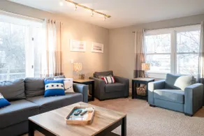 Cozy Retreat just blocks from Lake Michigan views - Image 2