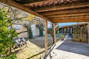 Can Camps Besalú: Garden and parking for families - Image 2
