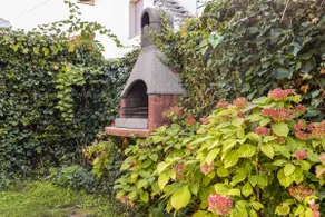 Can Camps Besalú: Garden and parking for families - Image 3