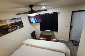 069B Grand Canyon Studio w/ Kitchenette - Image 2