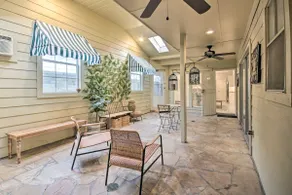 Quiet West Houston Home w/ Patio, Walk to Shops! - Image 2