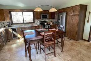 Beautiful Home in Town Acreage - Image 5