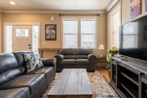 Spacious 4BR/3BA | Sleeps 12 | Near Alberta Arts - Image 2