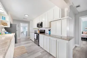 Cozy Coastal Home, Minutes from the Beach - Image 4