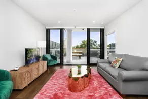 Boutique Unit with Huge Terrace near Cafes & Shops - Image 2