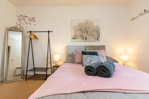 Emerald Blossom-Central Warrington, Luxurious Yet Homely, WiFi, Secure Parking - Image 4