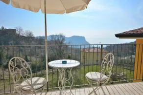 White Apartment In Marciaga Di Costermano - Image 2