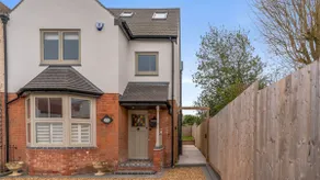 Percy House - sleeps 6 guests  in 3 bedrooms - Image 2
