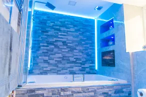 Apartment-Executive-Ensuite with Shower Bathtub - Image 2
