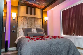 Apartment-Executive-Ensuite with Shower Bathtub - Image 3
