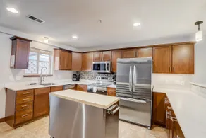 The Williamson`s Waterfront Condo - Image 3