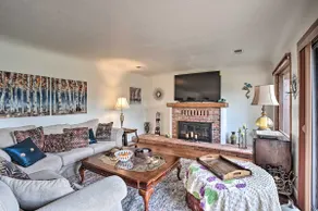 Hot Tub & Views: Spacious Getaway on Rogue River - Image 4