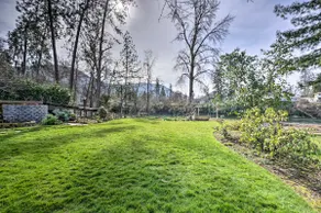 Hot Tub & Views: Spacious Getaway on Rogue River - Image 2
