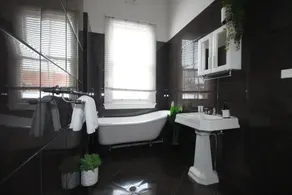 Waterviews | Hidden Gem in CBD - Sleeps 12 - Image 4