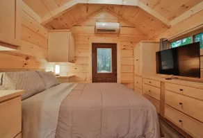 Lynda Nature Nested tiny cabin withhot tub - Image 3