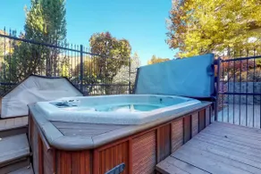 SnowStar Hideaway - Hot Tub, Gym, Walk to Ski Lift - Image 3