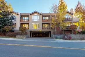 SnowStar Hideaway - Hot Tub, Gym, Walk to Ski Lift - Image 2
