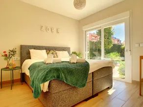 Moderne Villa mit privatem Pool und Garten - Image 5