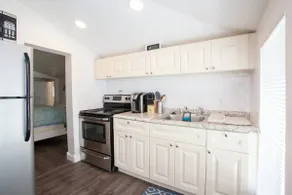 Quaint, Clean and Bright Cottage in Ozona - Image 5