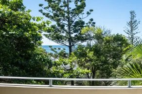 Live like a local In The Heart of Moffat Beach - Image 5