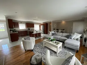 Sunny 3BR near Grosse Pointe – Pergola & Yard - Image 5