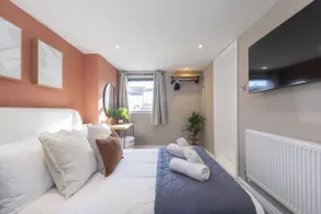 4-Bed Home with Hot Tub near Gloucester City - Image 2