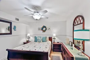 3 Bed/2 bath Townhouse - One Block to the Beach! - Image 3