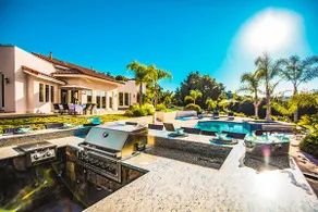 Private Vineyard Estate w Pool, Games & Views - Image 4