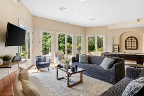 Private Vineyard Estate w Pool, Games & Views - Image 3