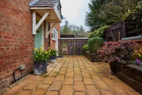 Fab 2-Bed Cotswolds Cottage with Private Courtyard - Image 2