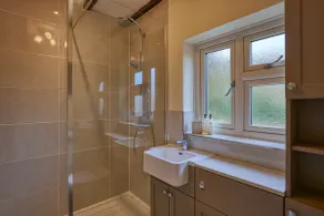 Fab 2-Bed Cotswolds Cottage with Private Courtyard - Image 4