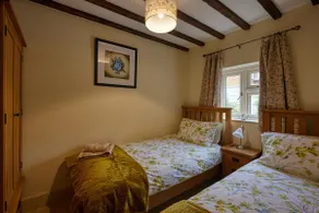 Fab 2-Bed Cotswolds Cottage with Private Courtyard - Image 5